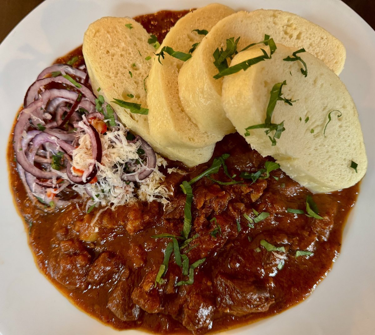Böhmisches Rindergulasch mit hausgemachten Semmelknödeln im Kerzenschein der Knödelstube Heilbronn