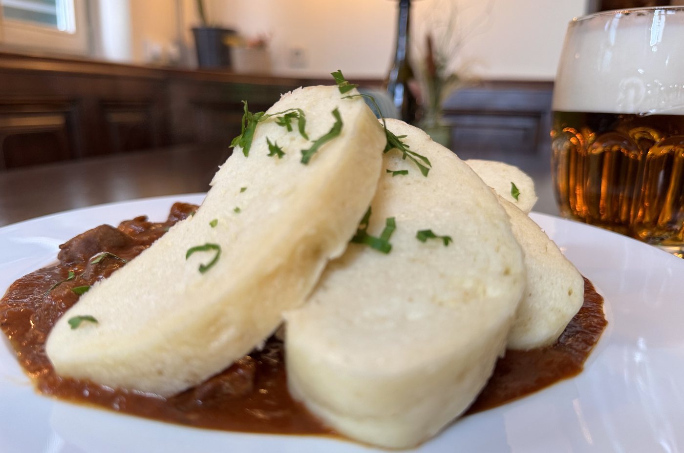 Hausgemachte böhmische Serviettenknödel mit Gulasch und frisch gezapftem Pilsner Urquell in der Knödelstube Heilbronn